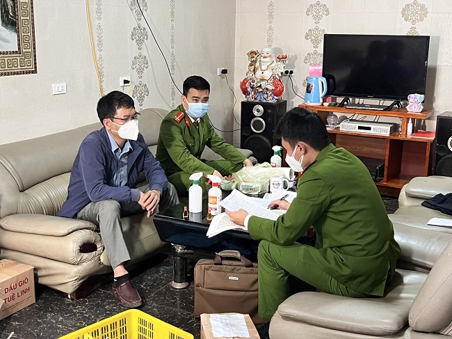 Cảnh sát kinh tế làm việc với chủ cơ sở vi phạm