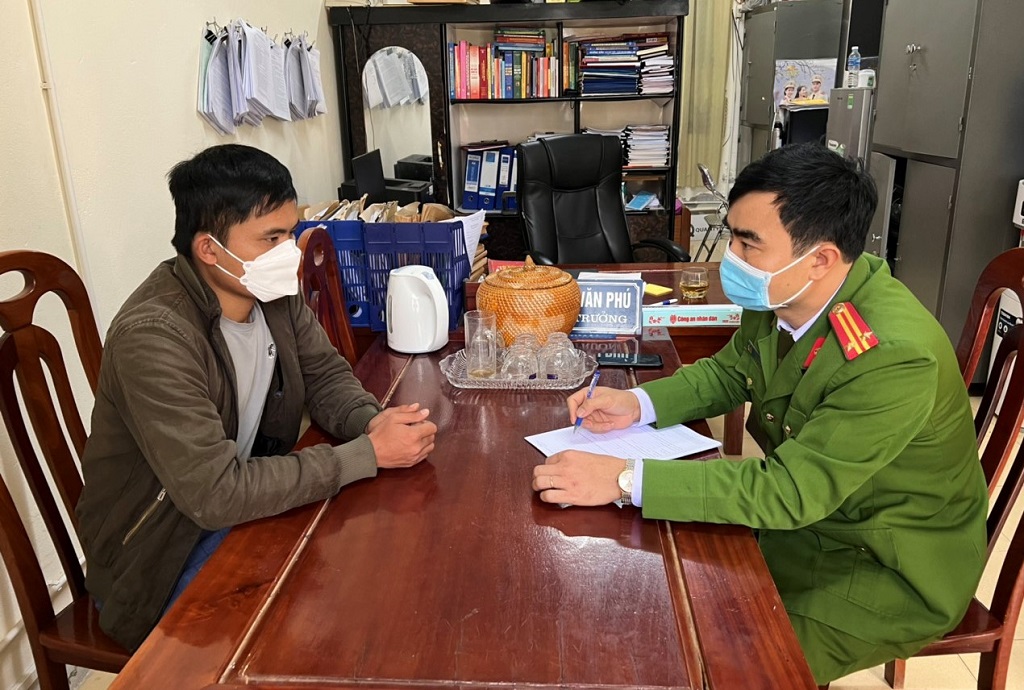 Công an huyện Hưng Nguyên làm việc với Cao Văn Diễn