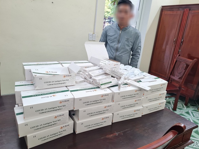 1.000 que test nhanh Covid-19 được Công an phường Đội Cung phát hiện, thu giữ