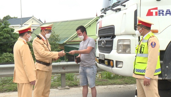 Kiểm tra các loại giấy tờ, tem kiểm định có liên quan đến người điều khiển, phương tiện, hàng hóa