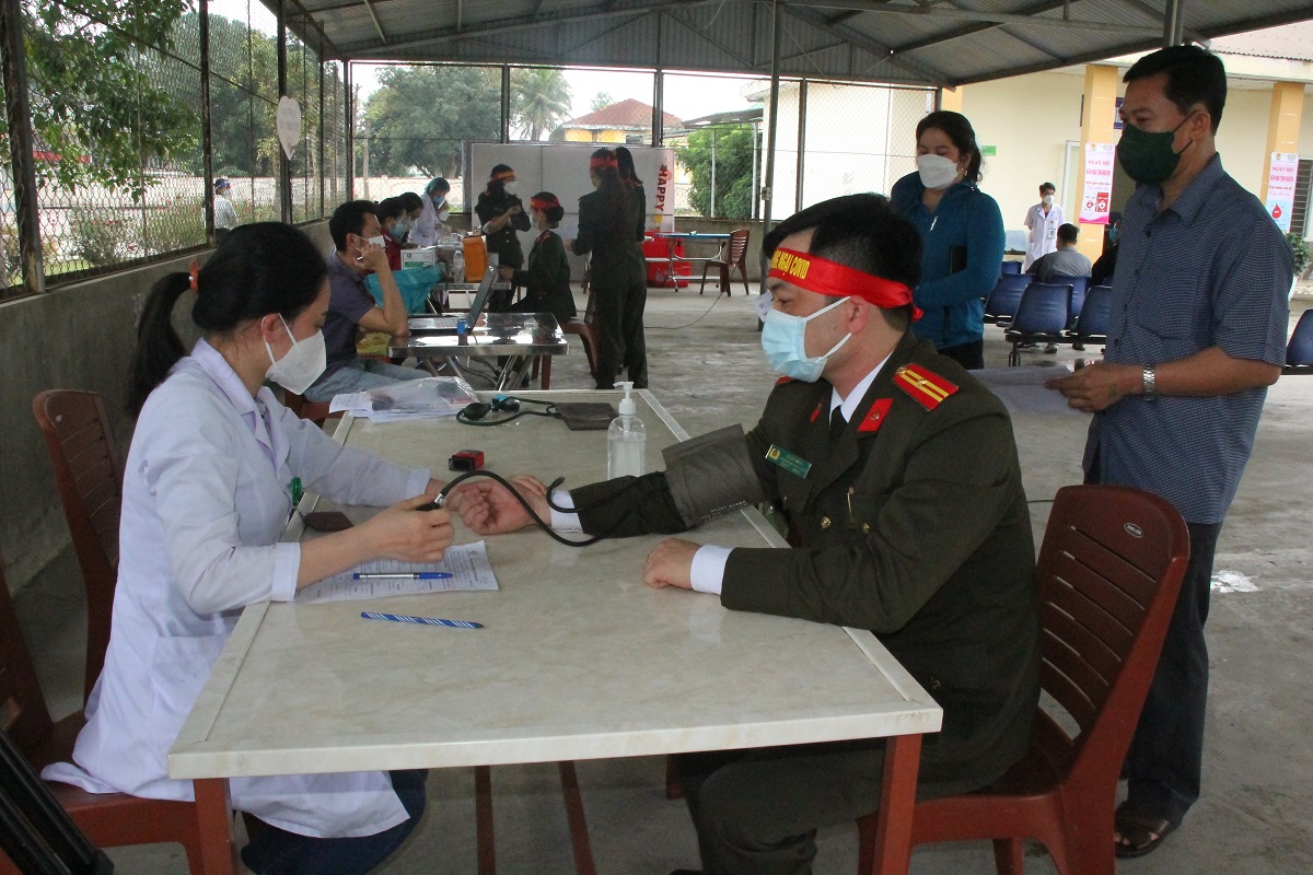 Khám sàng lọc trước khi hiến máu