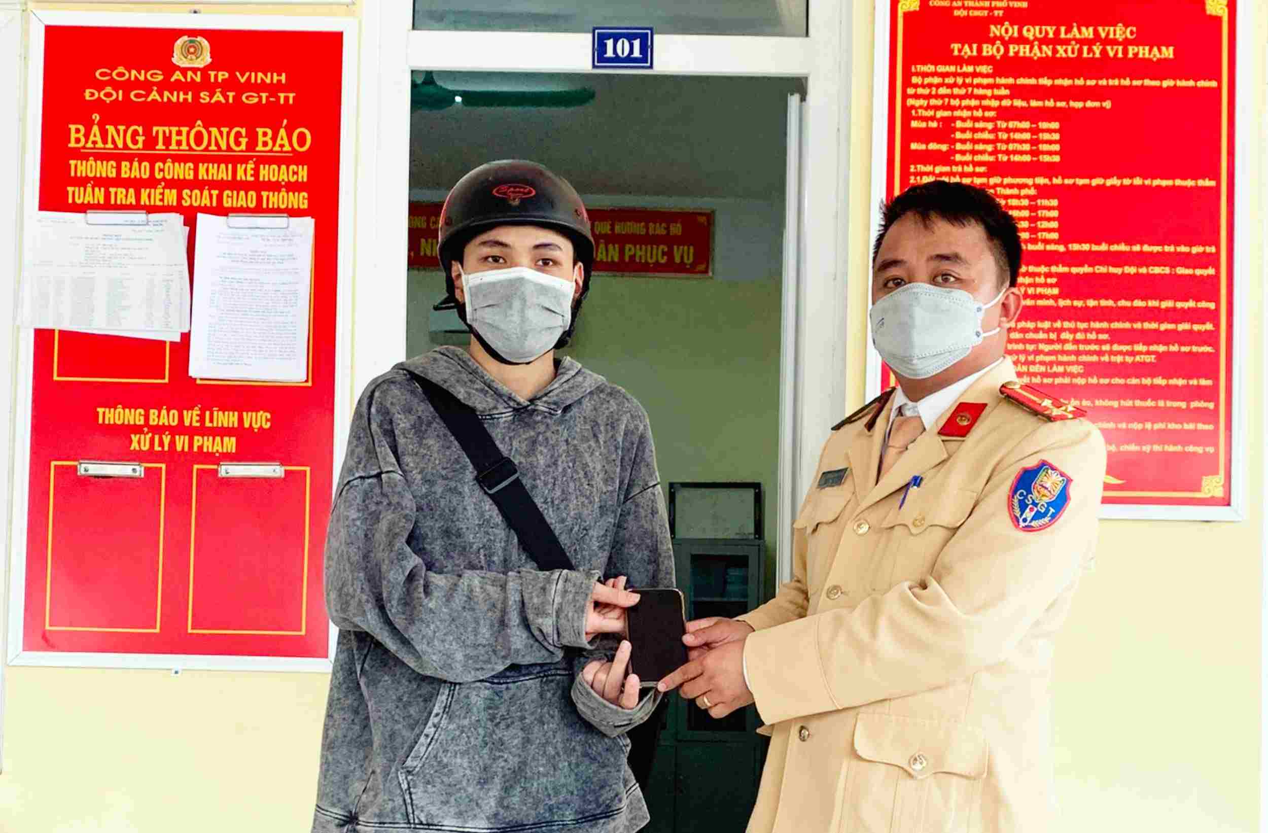  Thượng úy Nguyễn Trọng Thành trả lại tài sản cho anh  Hồ Trọng Đức