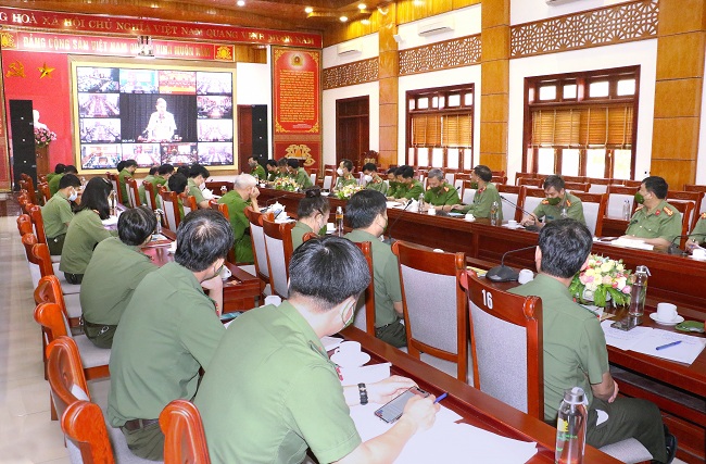 Các đại biểu đã nghe đại diện lãnh đạo Bộ Công an và lãnh đạo Công an một số đơn vị chức năng trình bày dự thảo các báo cáo về tình hình, kết quả công tác trọng tâm thực hiện trong quý I/2022