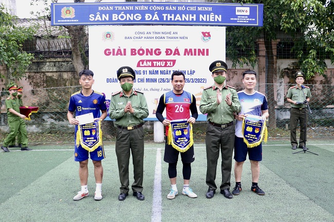 Đồng chí Đại tá Hồ Văn Tứ - Phó Giám đốc Công an tỉnh và Đại úy Nguyễn Đình Khánh - Bí thư Đoàn Thanh niên Công an tỉnh trao giải cho các cá nhân thi đấu xuất sắc