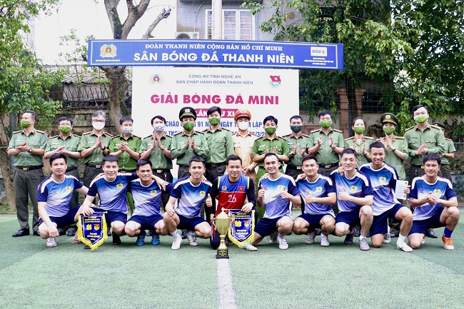 Đại diện lãnh đạo Công an tỉnh và lãnh đạo các đơn vị chúc mừng đội tuyển vô địch