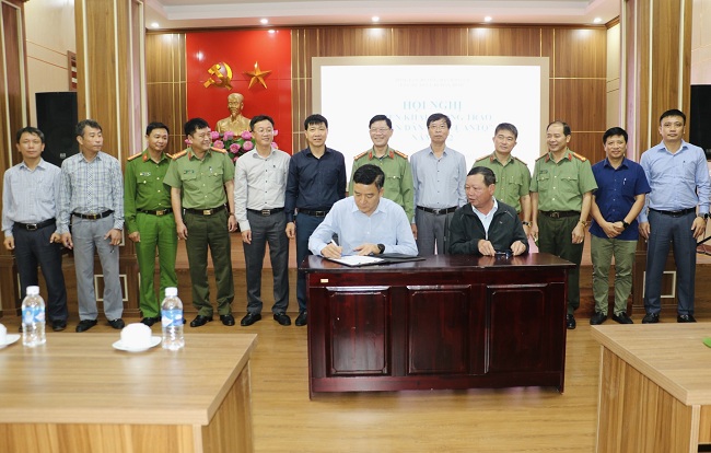 Ký cam kết thực hiện phong trào toàn dân bảo vệ ANTQ năm 2022 giữa các phòng chức năng