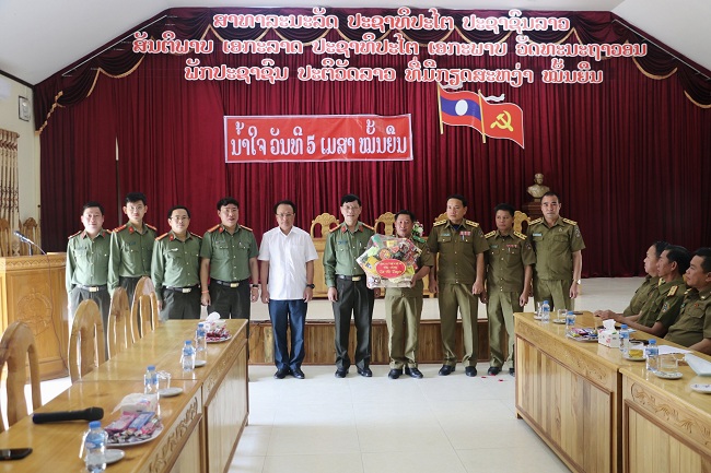 Đồng chí Đại tá Lê Văn Thái - Phó Giám đốc Công an tỉnh Nghệ An tặng quà chúc mừng Ban Giám đốc cùng toàn thể cán bộ, chiến sỹ Công an tỉnh Hủa Phăn nhân dịp Tết cổ truyền Lào