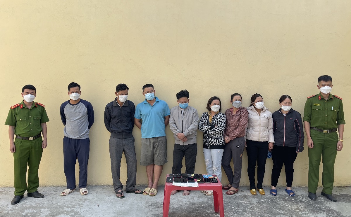 Các đối tượng và tang vật tại cơ quan Công an