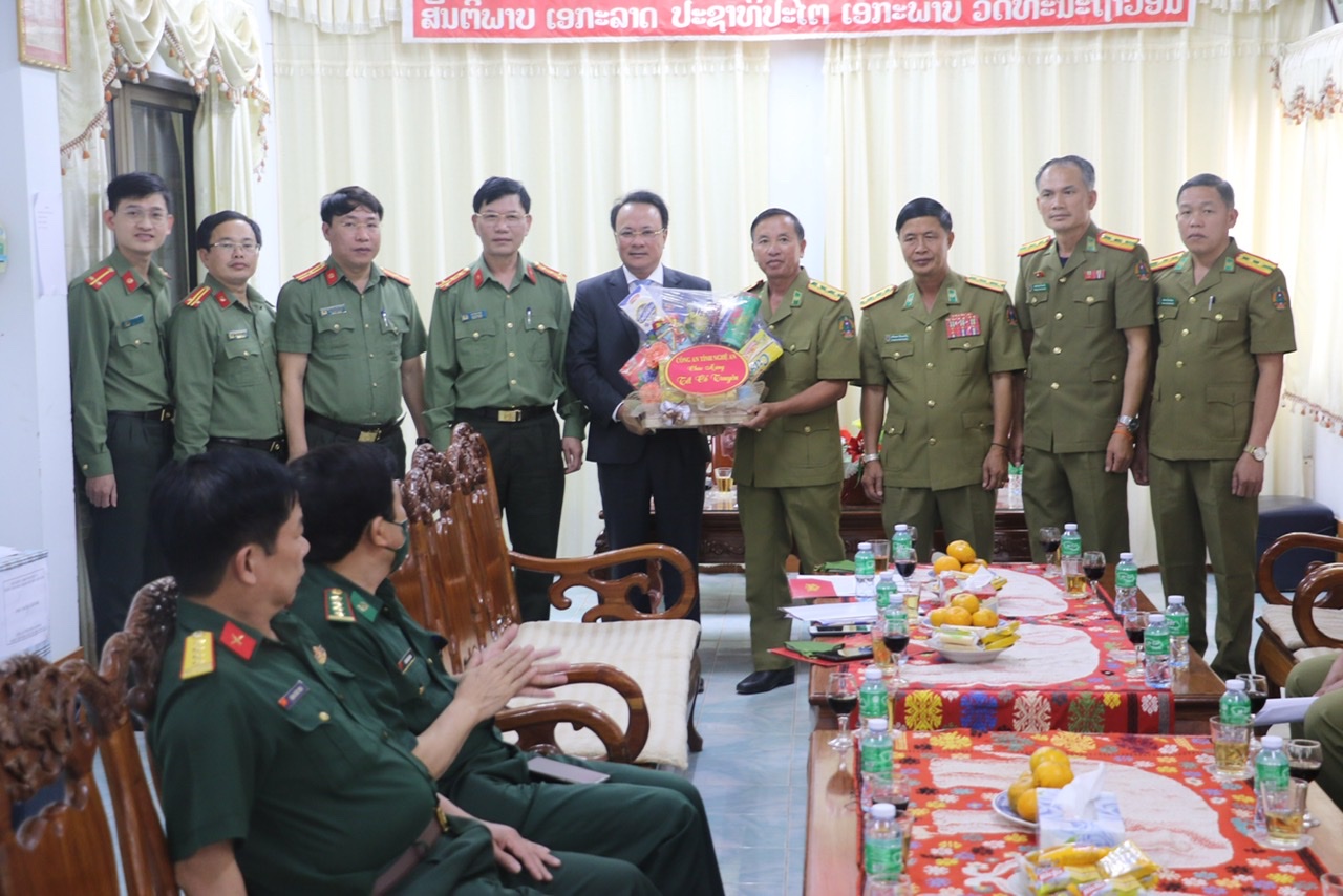 Tiếp đó, ngày 6/4, Đoàn công tác Công an tỉnh Nghệ An do đồng chí Đại tá Lê Văn Thái – Phó giám đốc Công an tỉnh đã đến chúc Tết Công an tỉnh Xiêng Khoảng (Lào)