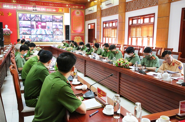 Các đại biểu đã được nghe đại diện Lãnh đạo Bộ Công an phát biểu, ghi nhận những nỗ lực, cố gắng, kết quả mà toàn lực lượng CAND đạt được trong triển khai thực hiện Đề án 06 thời gian qua