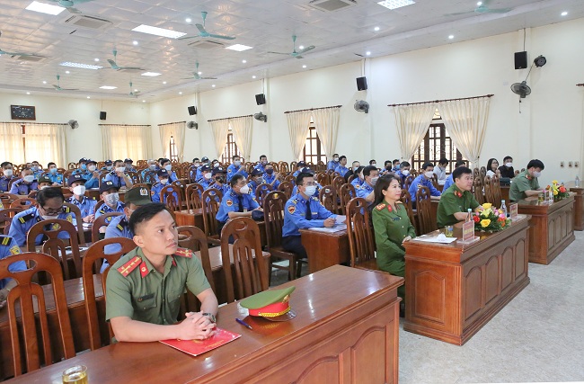 Các đại biểu và 91 học viên là nhân viên của các công ty dịch vụ bảo vệ trên địa bàn
