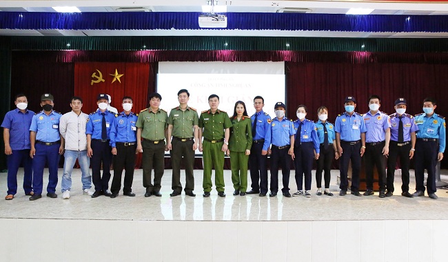 Các học viên chụp ảnh lưu niệm cùng với các đại biểu