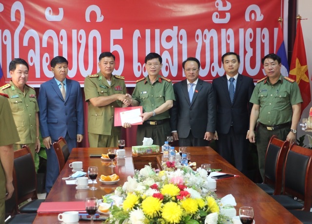 Cũng trong dịp này, ngày 7/4, Đoàn công tác Công an tỉnh Nghệ An do đồng chí Đại tá Lê Văn Thái – Phó giám đốc Công an tỉnh cũng đã đến thăm chúc mừng Công an tỉnh Bo Ly Khăm Xay nhân dịp Tết cổ truyền (Lào)