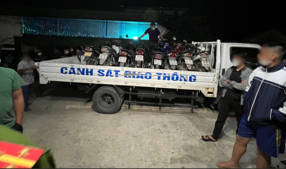 Công an xã Nam Lĩnh bàn giao các đối tượng và tang vật cho Cơ quan Cảnh sát điều tra Công an huyện Nam Đàn xử lí theo quy định