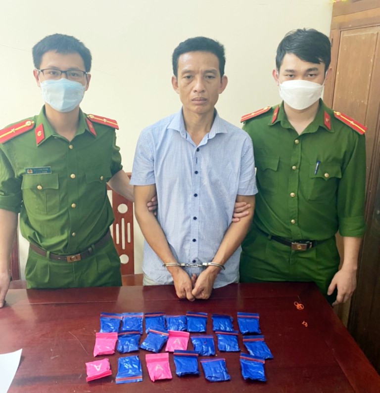 Đối tượng Vi Văn Điệp và tang vật tại cơ quan Công an