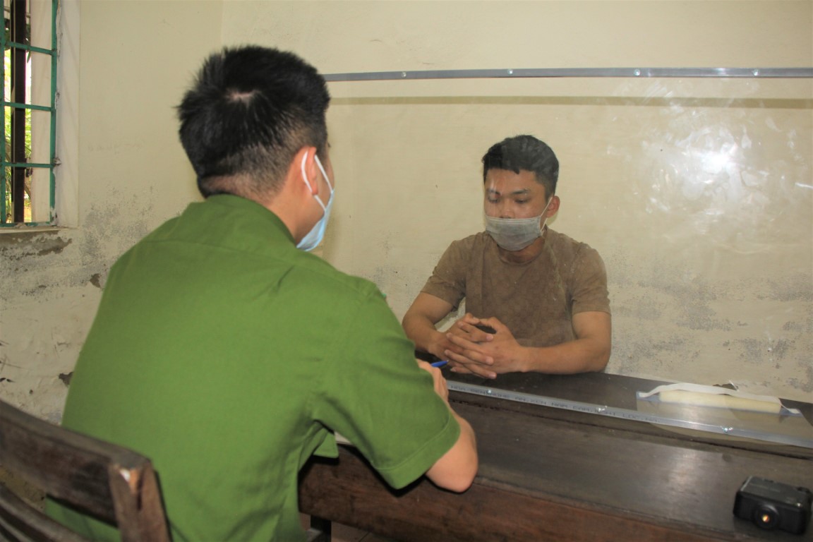 Cán bộ Công an thành phố Vinh lấy lời khai đối tượng Hoàng