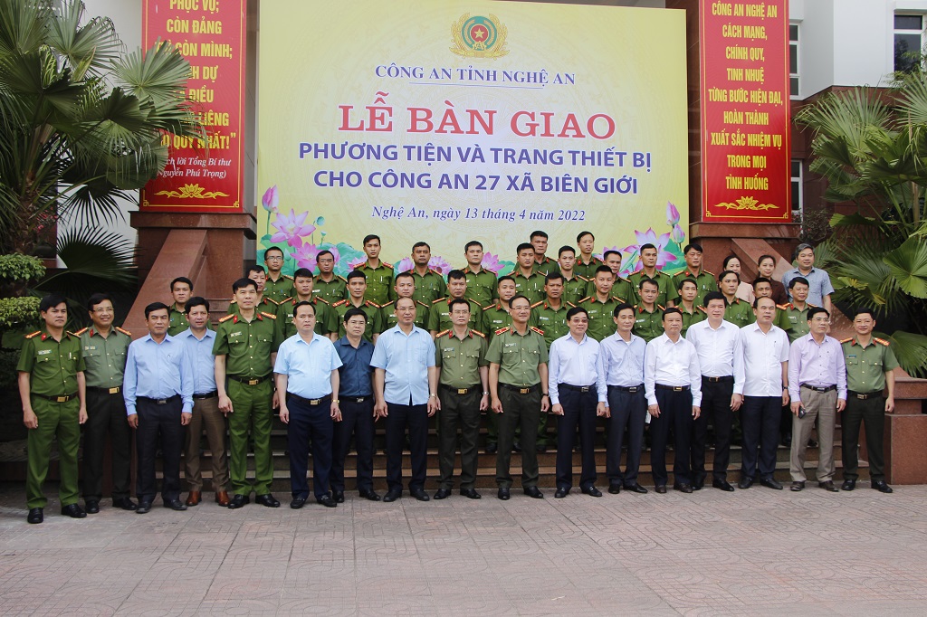 Các đại biểu chụp ảnh lưu niệm