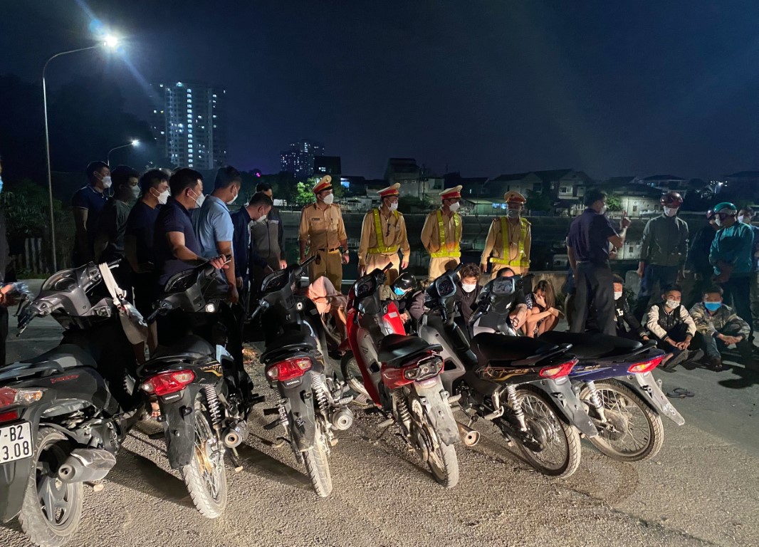 Đội CSGT-TT Công an thành phố Vinh ngăn chặn nhóm thanh niên tụ tập đua càn lạng lách trong đêm