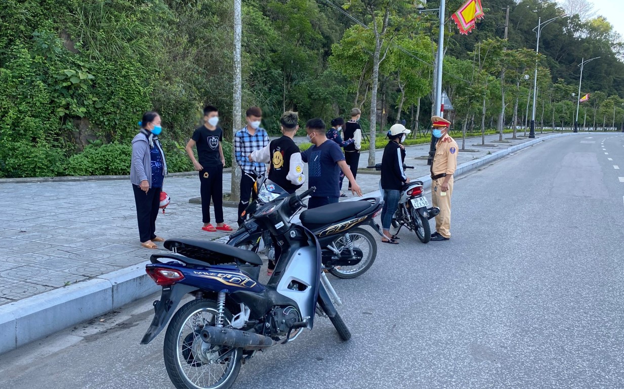 Đội CSGT-TT Công an thành phố Vinh ngăn chặn một nhóm thanh niên tụ tập đua càn ở khu vực quanh núi Dũng Quyết