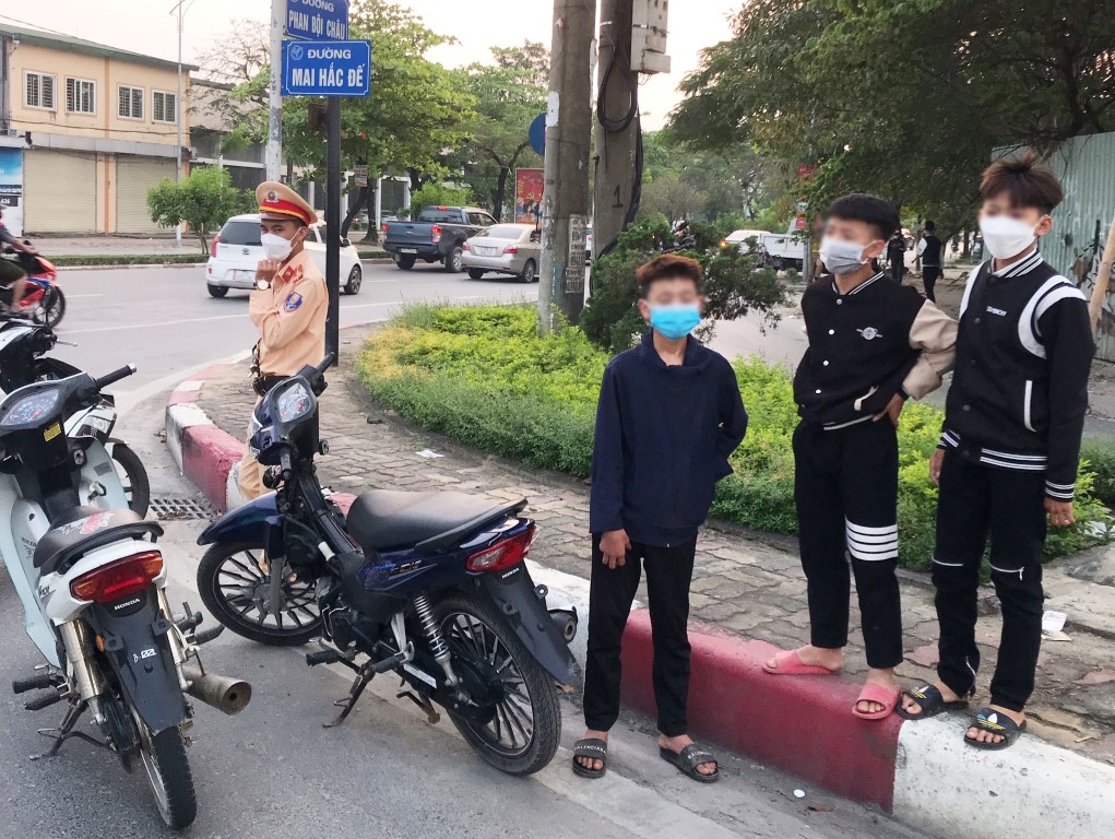 Nhiều thanh, thiếu niên là học sinh tham gia điều khiển mô tô lạng lách, đánh võng 