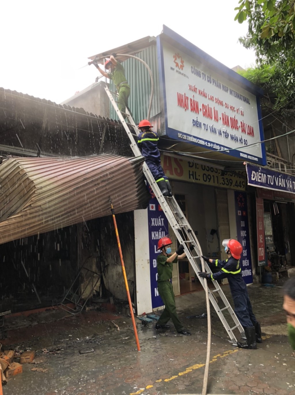 Sau 30 phút triển khai chữa cháy từ nhiều hướng, Cảnh sát PCCC đã khống chế, dập tắt ngọn lửa