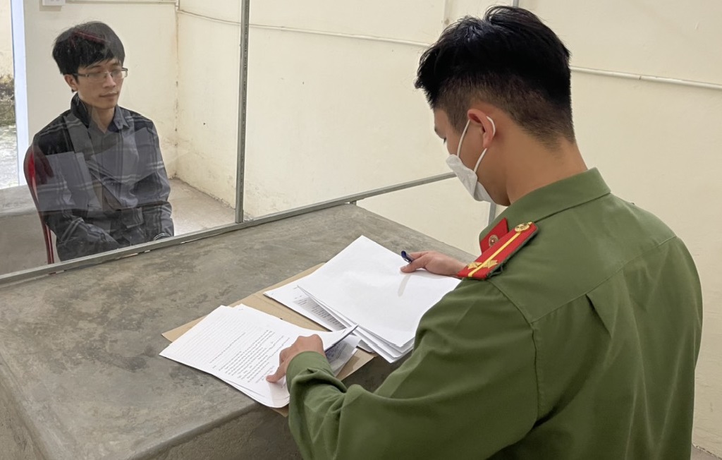 Cán bộ Công an thị xã Thái Hoà lấy lời khai đối tượng Hồ Sơn Tùng