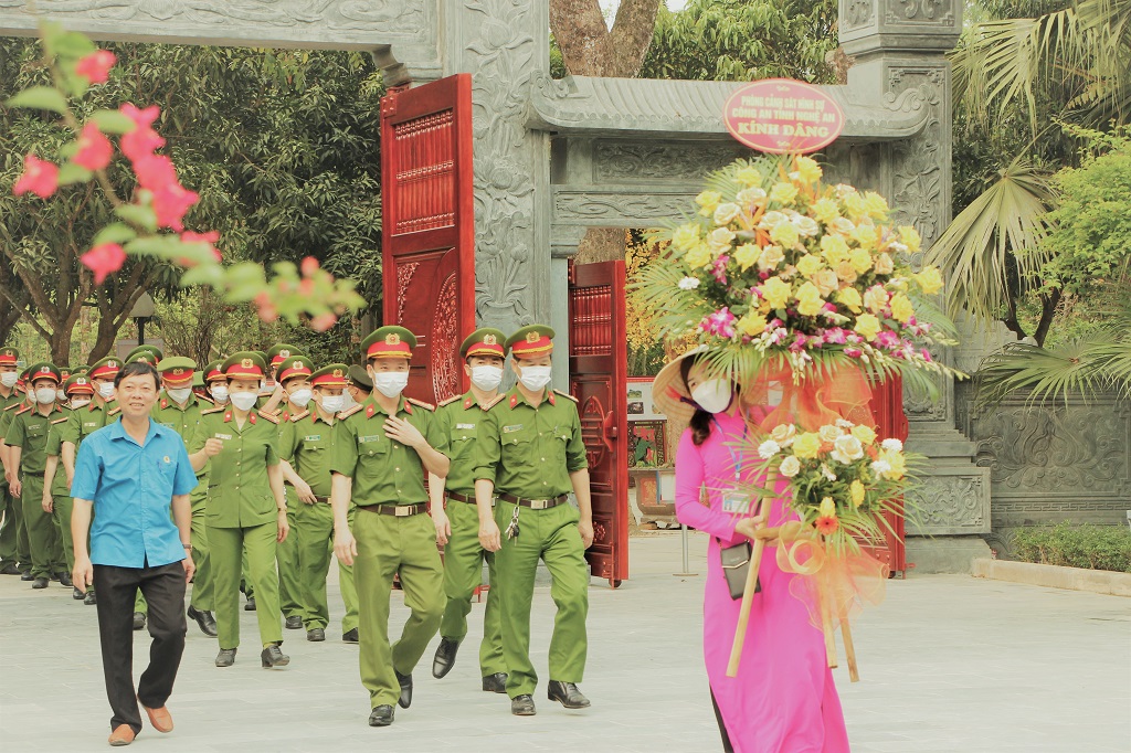 Đoàn đại biểu Phòng Cảnh sát hình sự dâng hoa, dâng hương tại Nhà tưởng niệm Chủ tịch Hồ Chí Minh