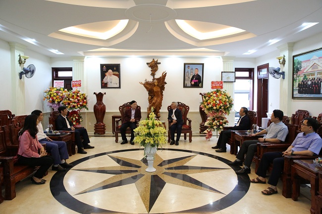 Lãnh đạo Công an tỉnh và Phòng An ninh nội địa tới thăm, chúc mừng Tòa Giám mục Giáo phận Vinh