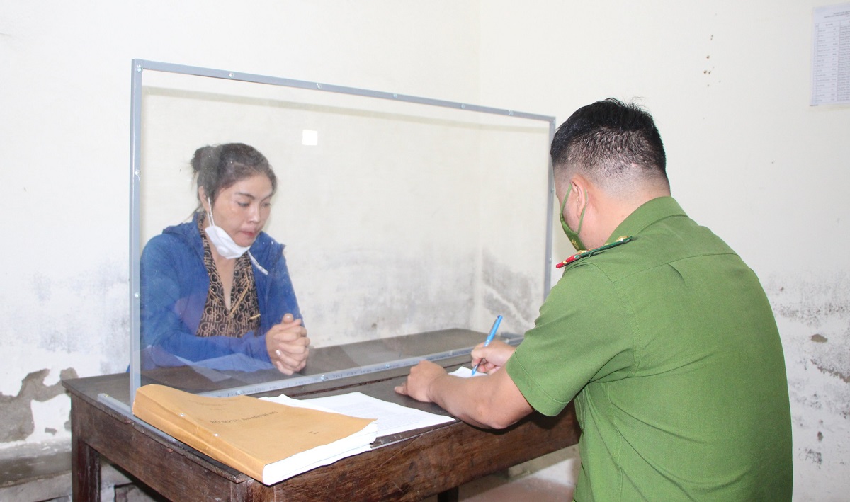 Cán bộ Công an thành phố Vinh lấy lời khai Nguyễn Thị Kim Oanh - đối tượng cầm đầu đường dây đánh bạc bằng hình thức ghi số lô, số đề