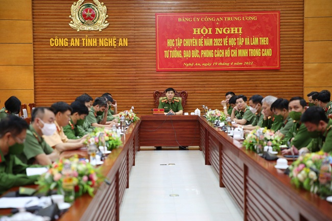 Đồng chí Đại tá Cao Minh Huyền, Phó Giám đốc Công an tỉnh chủ trì tại điểm cầu Công an tỉnh Nghệ An