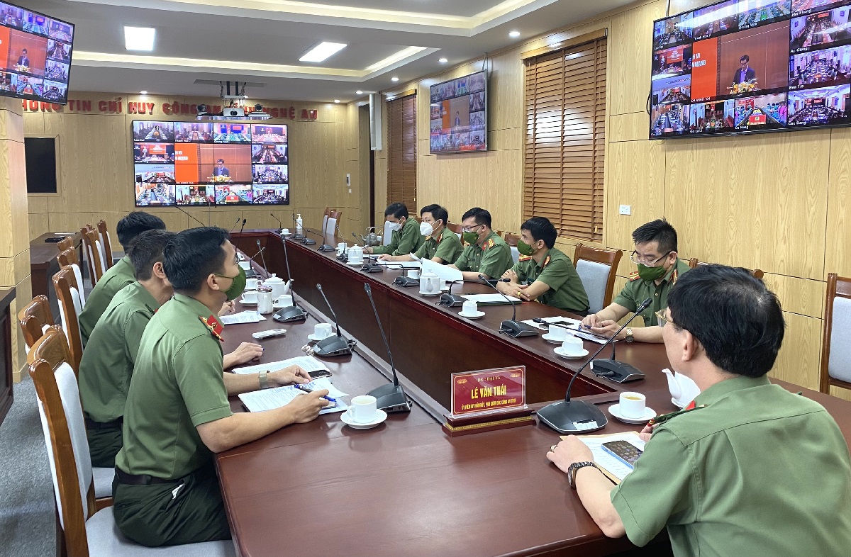 Đồng chí Đại tá Lê Văn Thái, Phó Giám đốc Công an tỉnh chủ trì tại điểm cầu Công an tỉnh Nghệ An