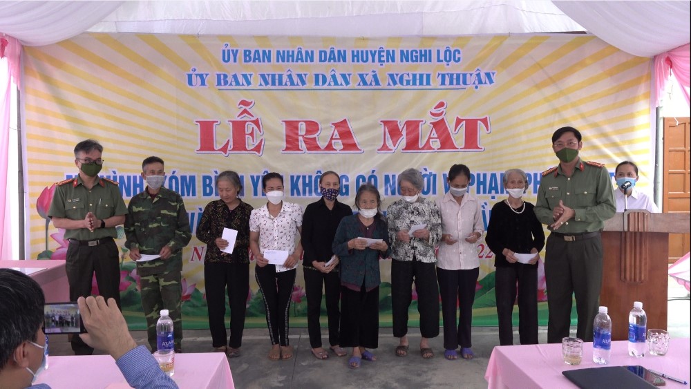 Công an tỉnh tặng quà cho các hộ dân có hoàn cảnh khó khăn của xóm Rú Thần