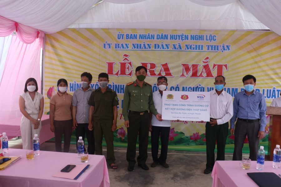Công an tỉnh, huyện Nghi Lộc và Công ty WHA Nghệ An trao tặng đường cờ kết hợp đường điện chiếu sáng cho xóm Rú Thần