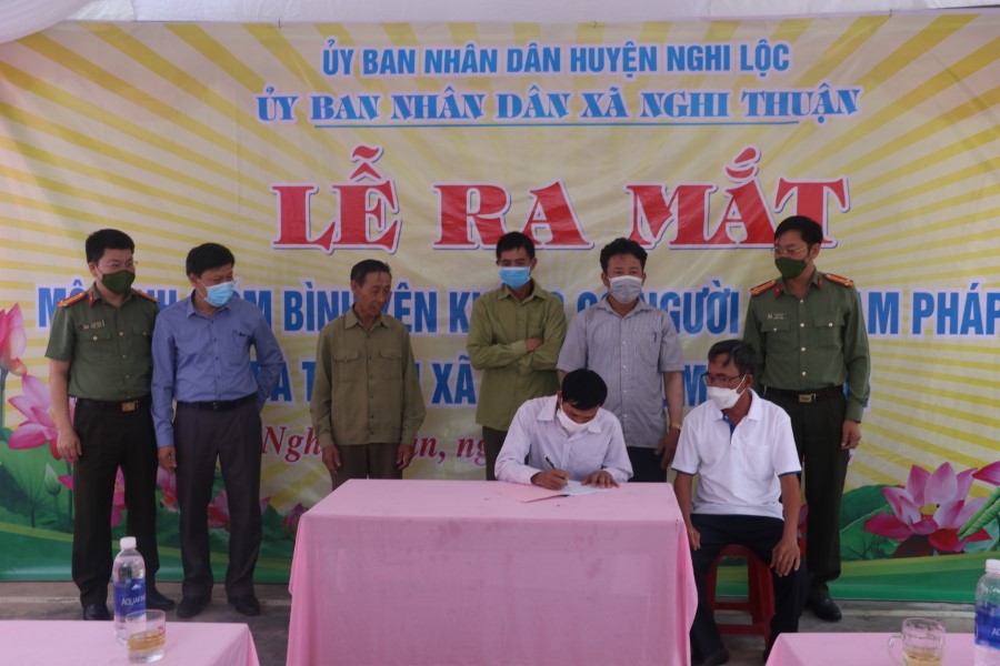 Đại diện xóm và các tổ tự quản ký cam kết thực hiện hiệu quả mô hình
