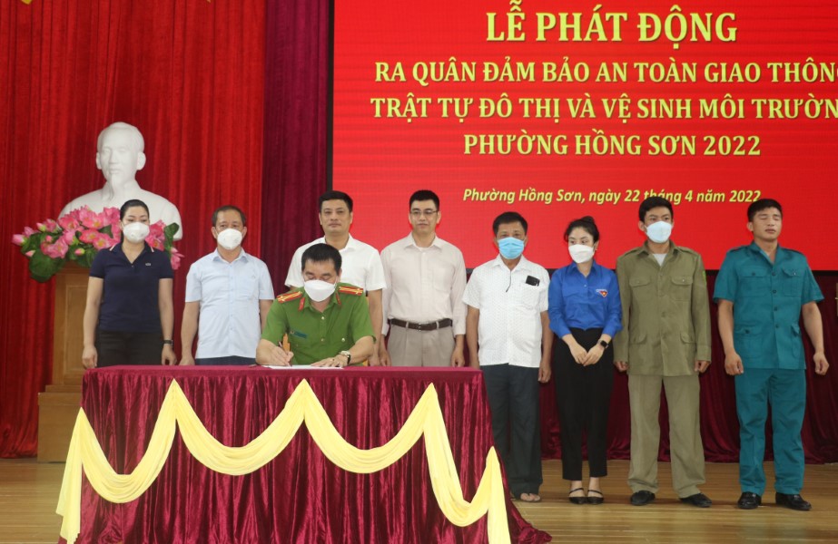 Ký cam kết giữa các ban, ngành, đoàn thể trong việc phòng chống cháy nổ trên địa bàn phường Hồng Sơn, thành phố Vinh