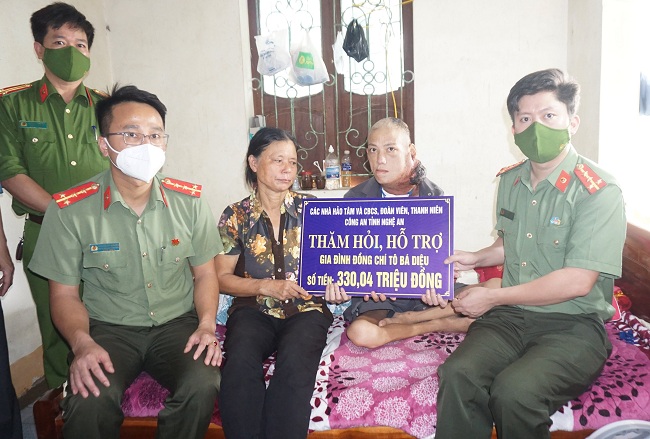Đoàn Thanh niên Công an tỉnh trao tặng hơn 330 triệu đồng hỗ trợ cho đồng chí Tô Bá Diệu