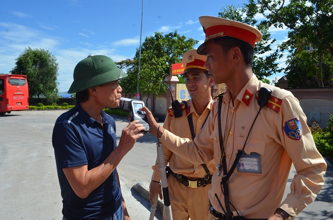 Triển khai các biện pháp bảo đảm trật tự an toàn giao thông, kịp thời ngăn chặn, xử lý nghiêm các trường hợp vi phạm về trật tự an toàn giao thông