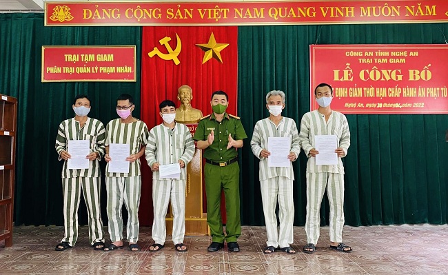 Số phạm nhân được trao quyết định giảm thời hạn chấp hành án phạt tù nhân dịp 30/4/2022