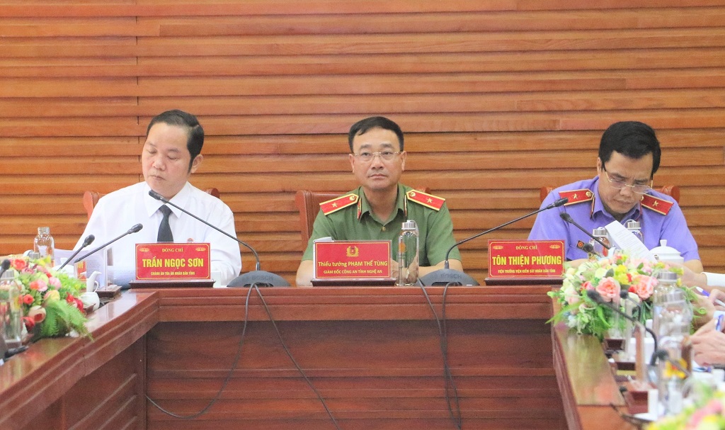 Các đồng chí chủ trì Hội nghị tại điểm cầu Công an tỉnh