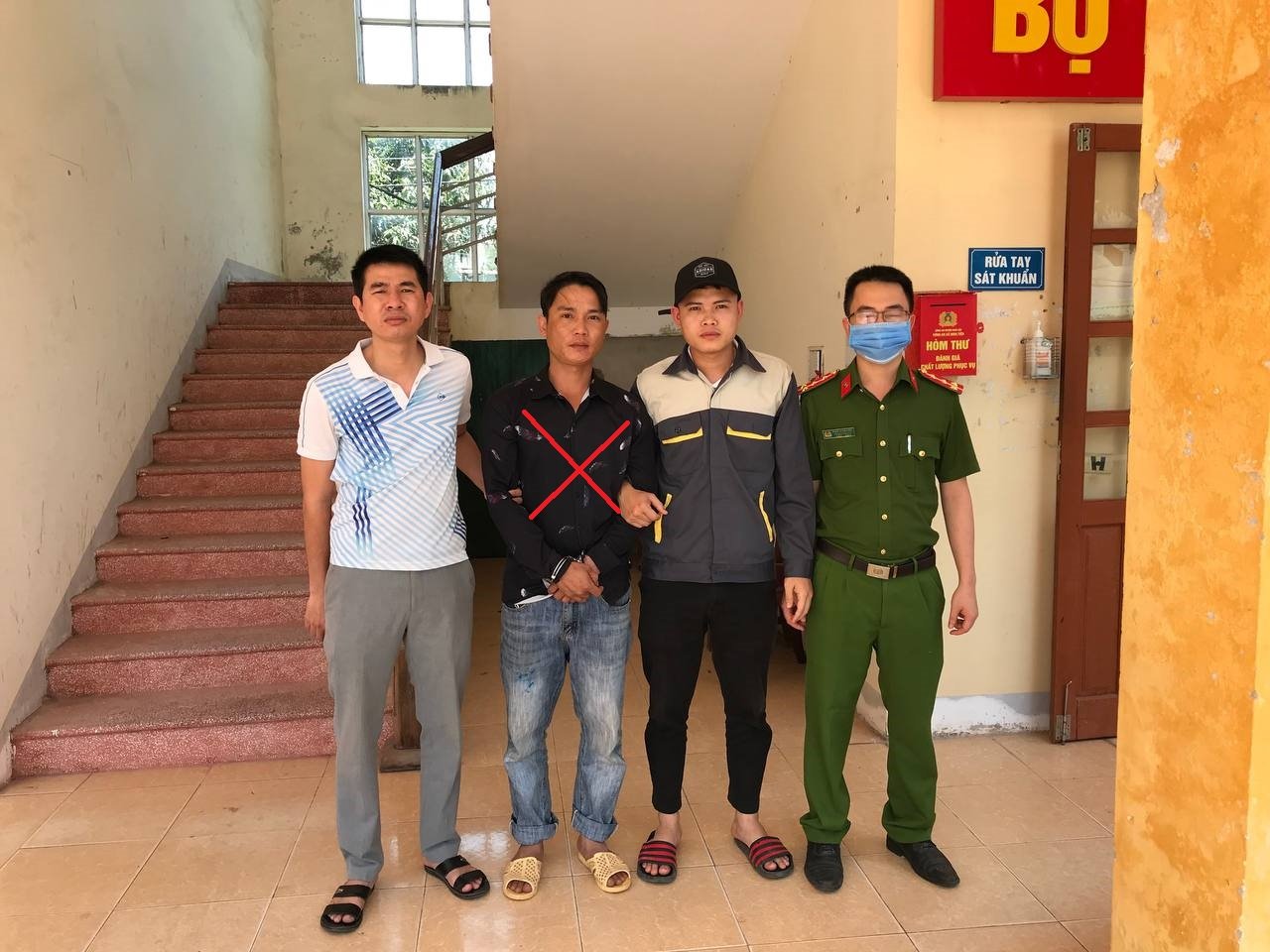 Đối tượng Bùi Xuân Lợi (x) thời điểm vừa bị bắt giữ