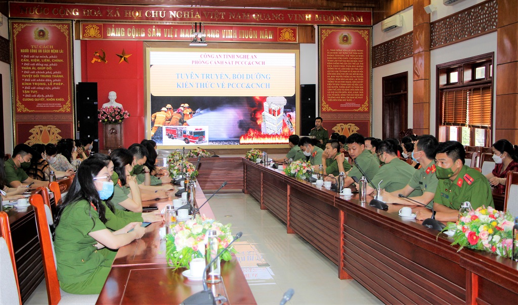 Các đoàn viên, người lao động được truyền đạt kiến thức về phòng cháy chữa cháy, kỹ năng thoát nạn, thoát hiểm