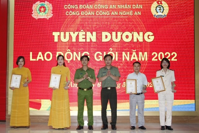 Đồng chí Đại tá Nguyễn Đức Hải, Phó Giám đốc Công an tỉnh và đồng chí Thượng úy Dương Quốc Cường, Chủ tịch Công đoàn Công an tỉnh trao danh hiệu