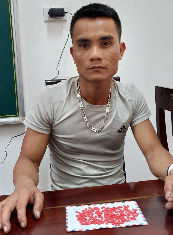 Đối tượng Phạm Văn Tuấn cùng tang vật tại cơ quan Công an