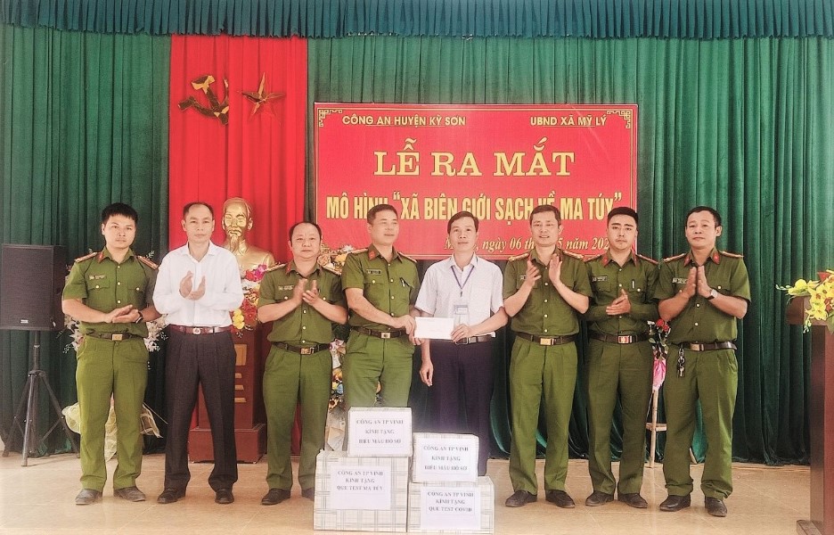 Công an thành phố Vinh tặng quà hỗ trợ Công an xã Mỹ Lý