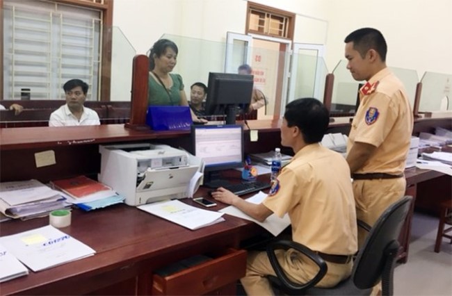 Cảnh sát Giao thông Công an tỉnh Nghệ An hướng dẫn thủ tục hành chính cho người dân