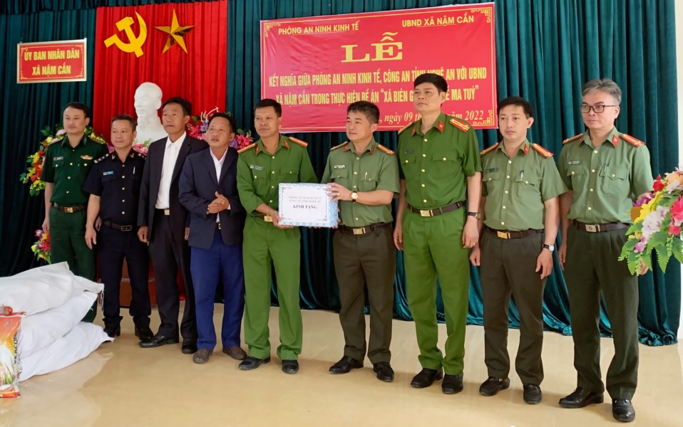 Phòng An ninh kinh tế trao quà tặng người dân và Công an xã Nậm Cắn