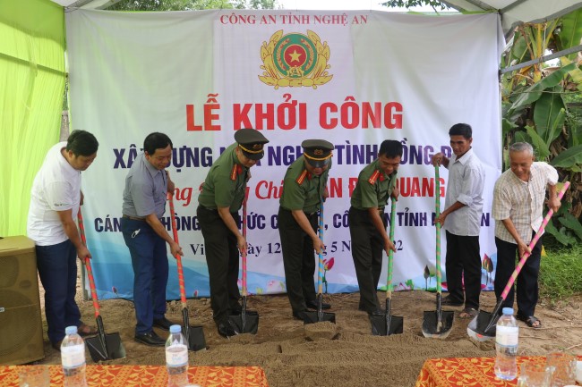 Các đại biểu và gia đình thực hiện nghi thức động thổ