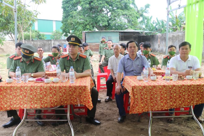 Các đại biểu tới dự