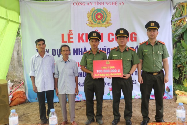 Thừa uỷ quyền Lãnh đạo Công an tỉnh, Thiếu tá Nguyễn Thanh Tuấn - Phó Trưởng Phòng Tổ chức cán bộ, Công an tỉnh Nghệ An trao số tiền 100 triệu đồng cho gia đình Thượng uý Trần Đức Quang