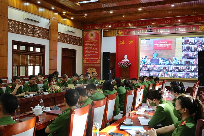 Cán bộ, chiến sĩ phụ trách công tác tạm giam, tạm giữ; thi hành án hình sự và hỗ trợ tư pháp tại điểm cầu Công an tỉnh và tại điểm cầu Công an các địa phương